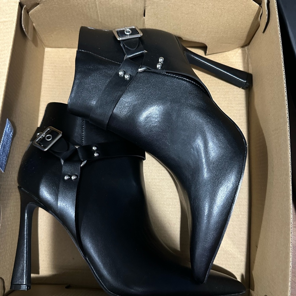 Women’s heal boots size 10